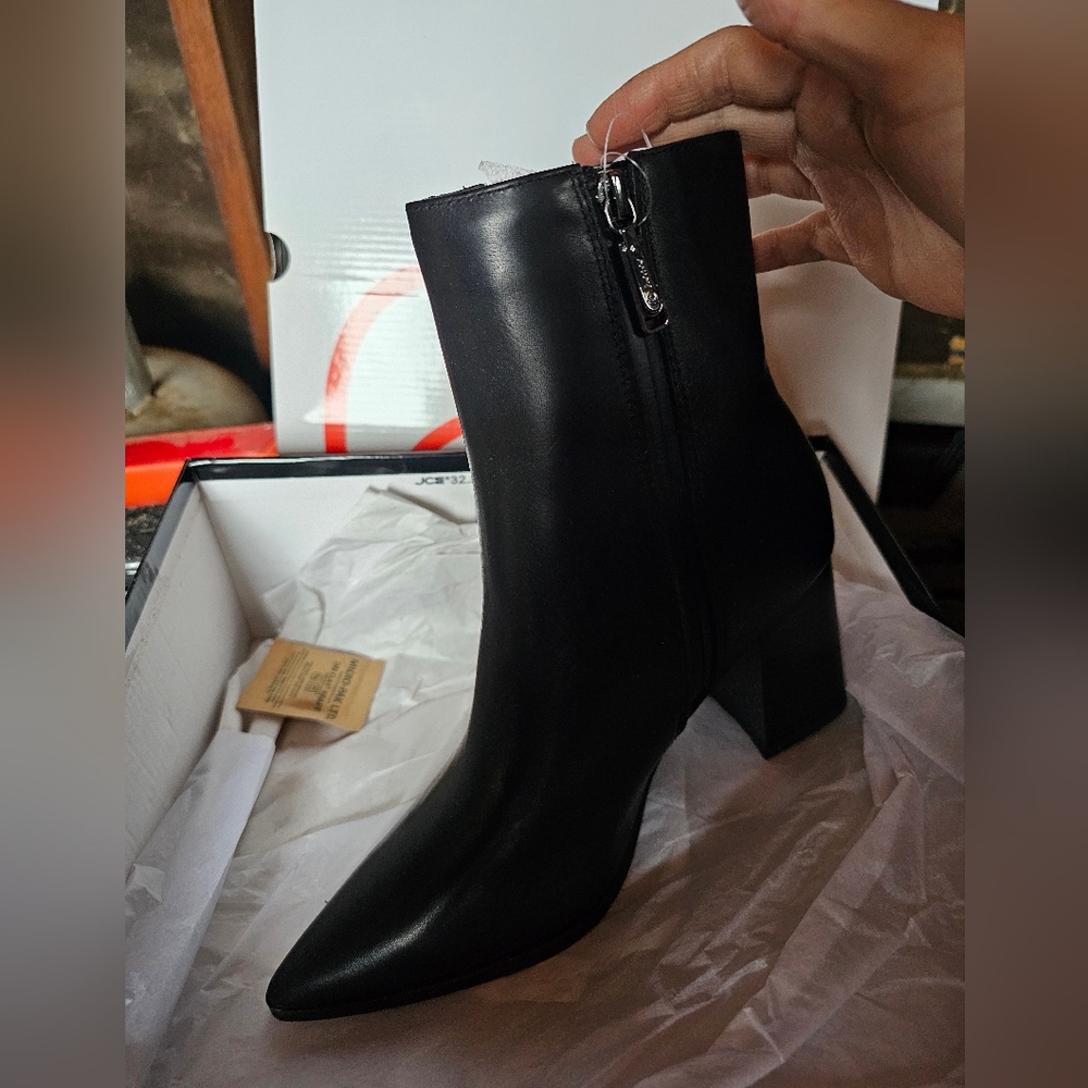New black blondo boots